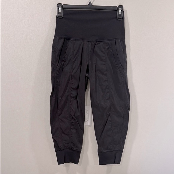 Lululemon In Flux Crop Black Size 4 EUC - Picture 1 of 12